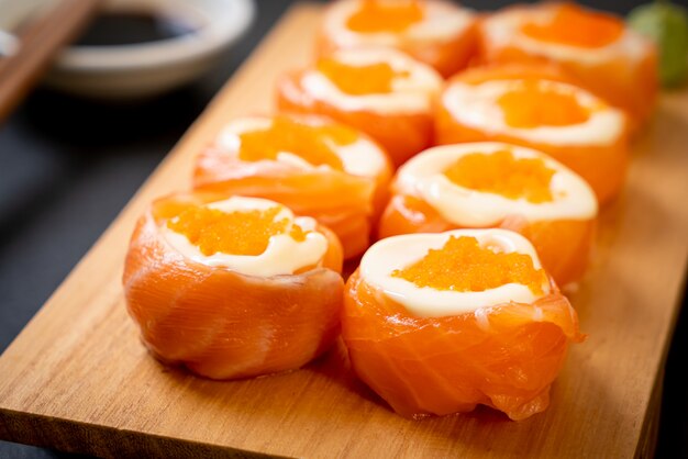 rotolo di sushi di salmone fresco con maionese e uovo di gamberi