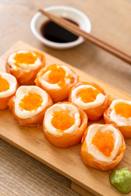 rotolo di sushi di salmone fresco con maionese e uovo di gamberi