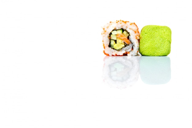 Rotolo di sushi e wasabi