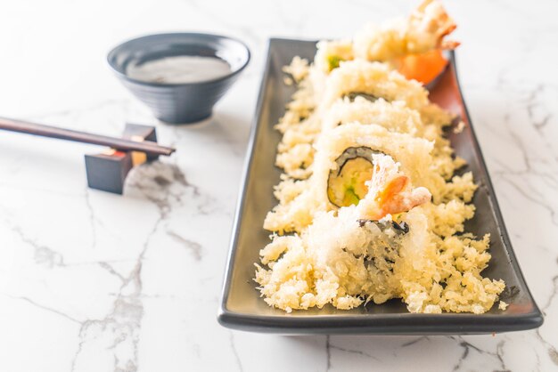 rotolo di sushi gamberetti tempura