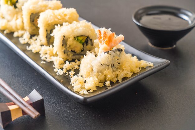 rotolo di sushi gamberetti tempura