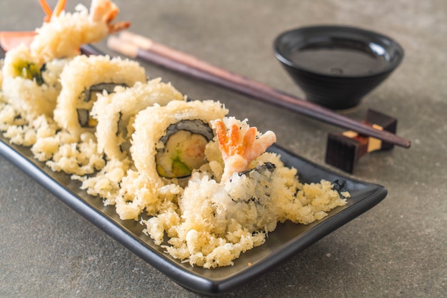 rotolo di sushi gamberetti tempura