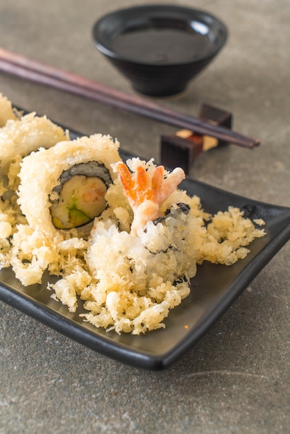 rotolo di sushi gamberetti tempura