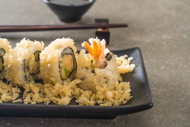 rotolo di sushi gamberetti tempura