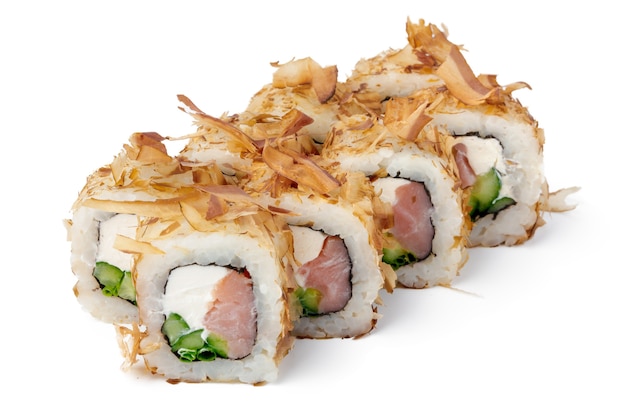 Rotolo di sushi impostato con trucioli di tonno isolati su bianco