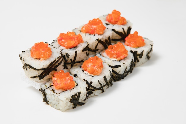 Rotolo di sushi, isolato su bianco