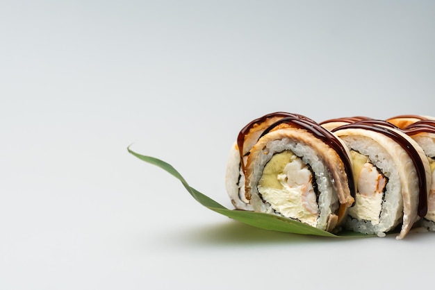 rotolo di sushi isolato su bianco.