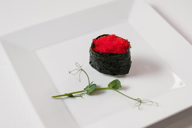 Rotolo di sushi Maki con salmone decorato con verde