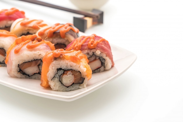 rotolo di sushi misto con salsa piccante - stile di cibo giapponese