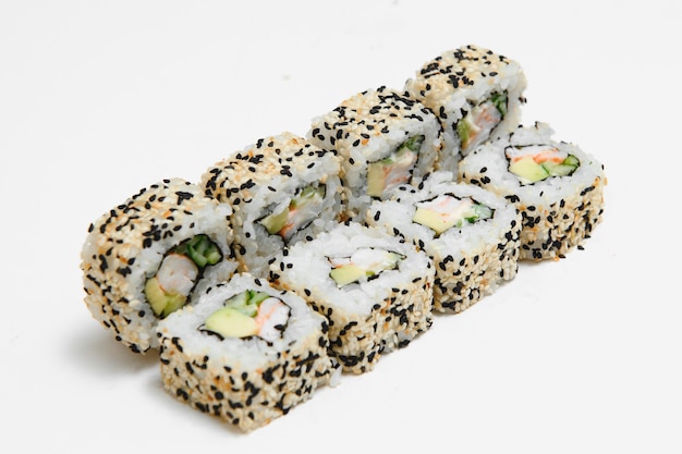 Rotolo di sushi su sfondo bianco