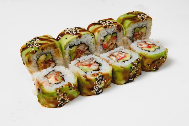 Rotolo di sushi su sfondo bianco