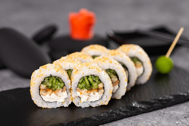 Rotolo di sushi su sfondo scuro Concetto di cibo giapponese e asiatico