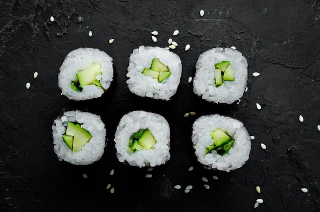 Rotolo di sushi vegetariano con cetriolo Cucina giapponese Vista dall'alto