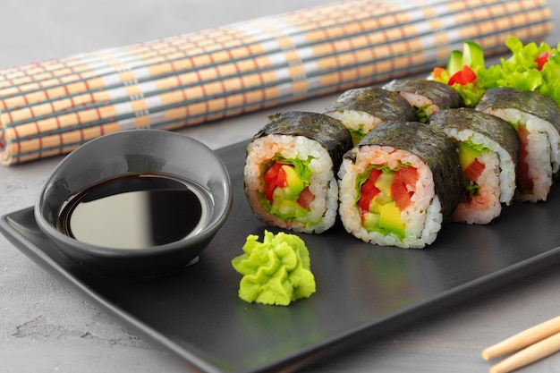 Rotolo di sushi vegetariano con verdure su lastra di pietra