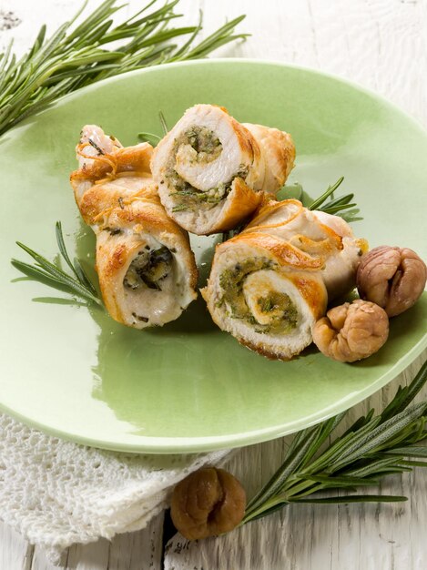 Rotolo di tacchino ripieno con castagne e rosmarino