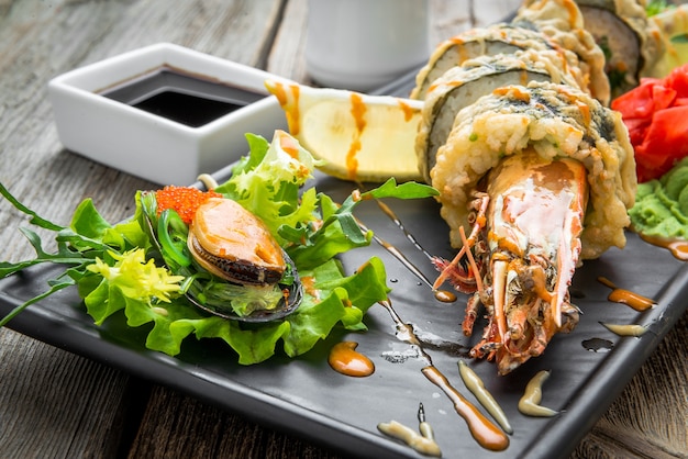 Rotolo di tempura caldo con gamberi e formaggio, gamberetti in tempura