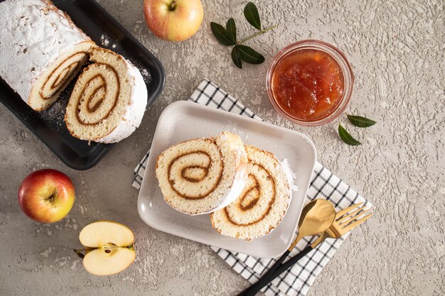 Rotolo di tenero pan di spagna appena sfornato con marmellata di mele per domani golosi dolci fatti in casa