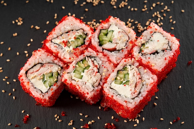 Rotolo di uramaki della California con polpa di granchio e cetriolo.