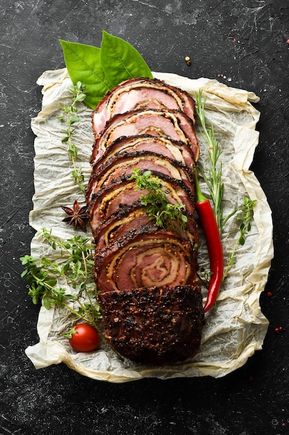 Rotolo di vitello e formaggio al forno con spezie e rosmarino Vista dall'alto Stile rustico