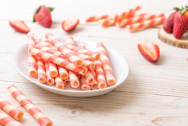 rotolo di wafer con crema di fragole