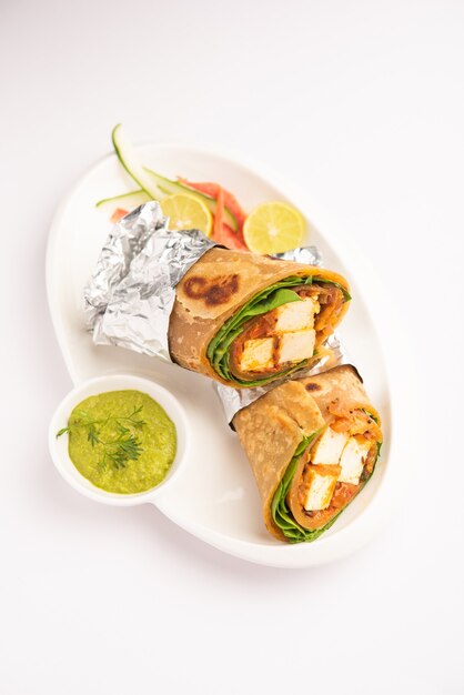 Rotolo o involucro di formaggio Paneer kathi noto anche come involtini primavera in stile kolkata, cibo indiano vegetariano