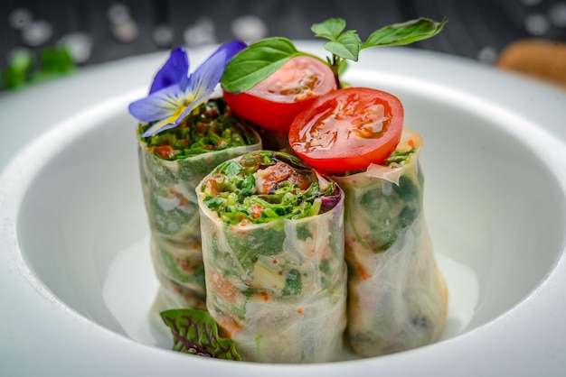 Rotolo tailandese con salmone e verdure