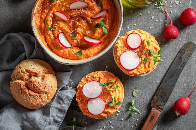 Rotolo tradizionale e delizioso con hummus di pomodoro ravanello ed erbe aromatiche