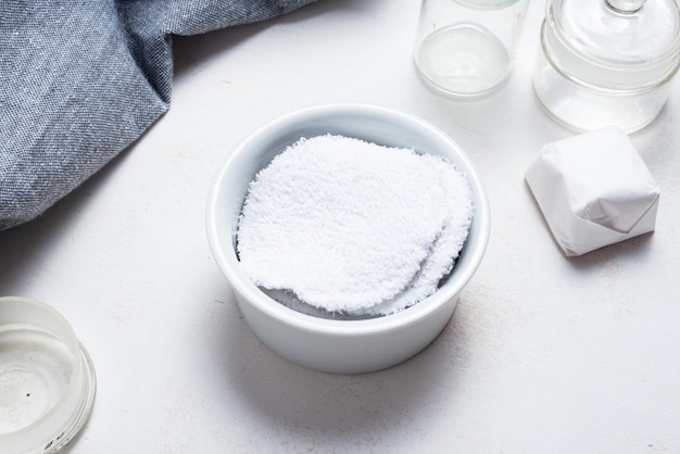 Rotondi per trucco viso riutilizzabili in cotone bianco. Sul tavolo del gabinetto.