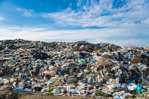 Rottami di plastica in discarica problemi ambientali inquinamento rifiuti o rifiuti domestici nei rifiuti