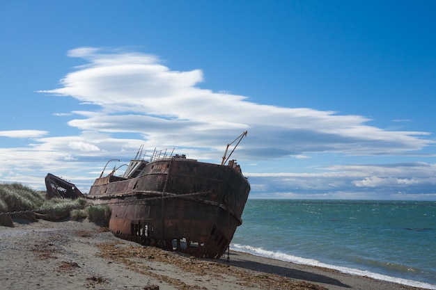 Rottami sulla spiaggia di San Gregorio, sito storico del Cile