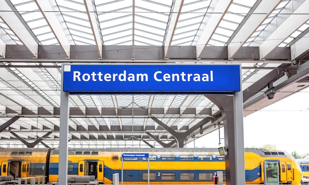 Rotterdam Centraal testo cartello blu Stazione ferroviaria centrale di Rotterdam nei Paesi Bassi