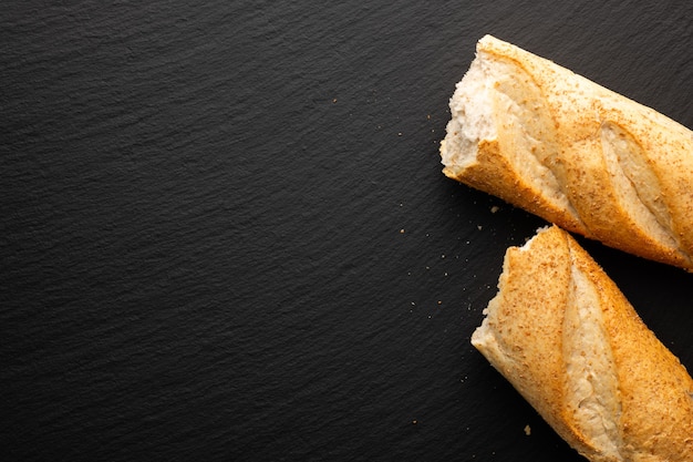 Rotto a metà baguette su uno sfondo di pietra, vista dall'alto