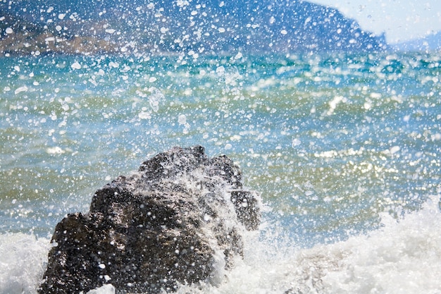 Rottura del primo piano dell'onda della spuma del mare sulla pietra (Crimea, Ucraina)