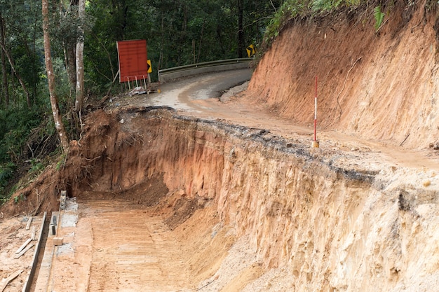 Rottura di strada asfaltata sulla montagna