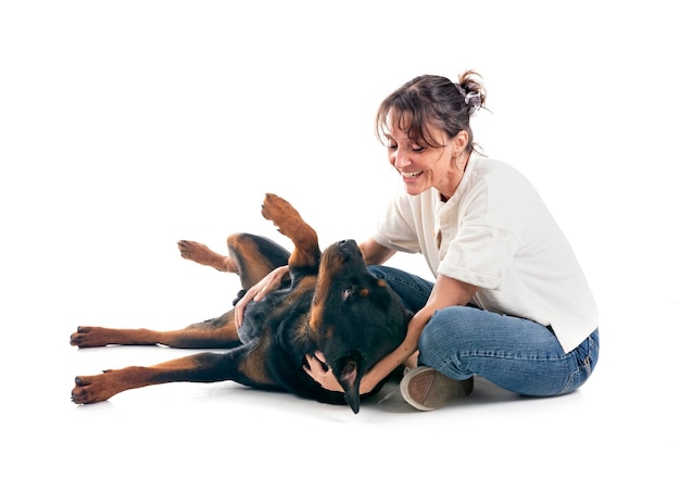 Rottweiler e donna in studio in studio