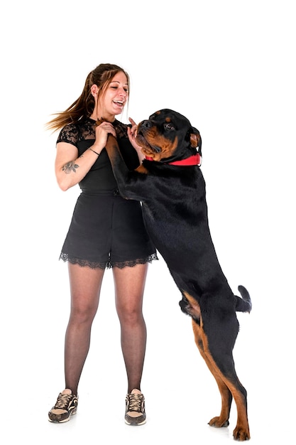 Rottweiler e donna in studio