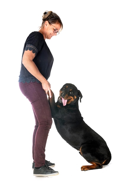 Rottweiler e donna in studio