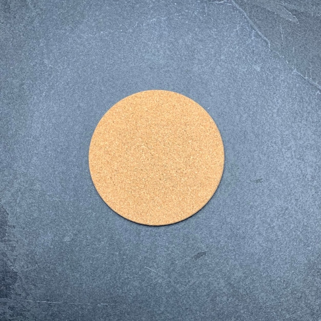 Round Cork Coaster Mockup su Dark Stone Background - One Coaster