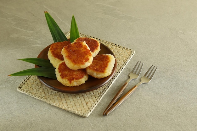 Round Wingko Babat, snack tradizionale indonesiano a base di farina di riso glutinoso, zucchero.