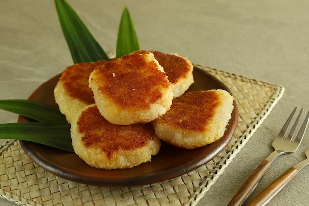 Round Wingko Babat, snack tradizionale indonesiano a base di farina di riso glutinoso, zucchero.