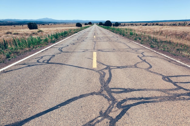 Route 66 classica vecchia strada nel deserto e paesaggi montani Gli Stati Uniti