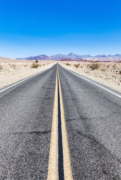 Route 66 nel deserto con cielo panoramico. Immagine vintage classica con nessuno nel telaio.