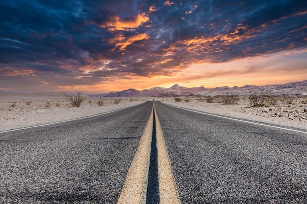 Route 66 nel deserto con cielo panoramico. Immagine vintage classica con nessuno nel telaio.