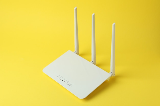 Router Wi-Fi con antenne esterne su sfondo giallo