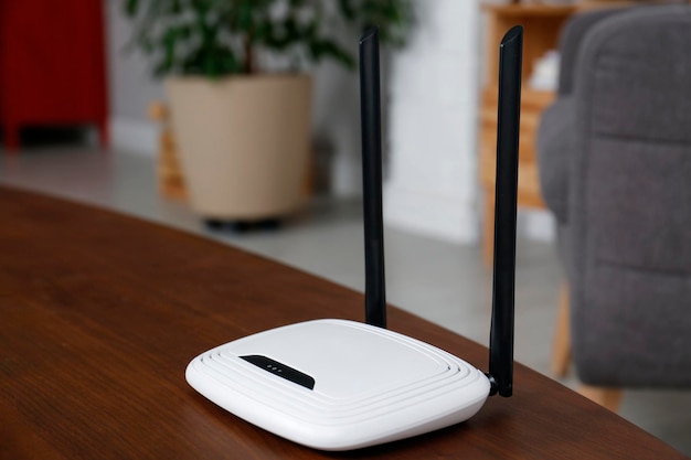 Router Wi-Fi moderno su tavolo di legno all'interno Spazio per il testo