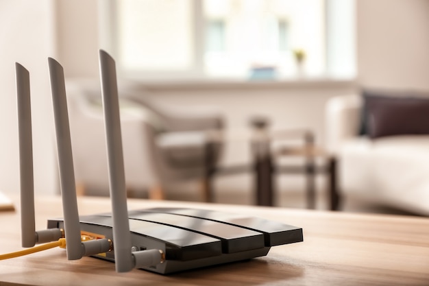 Router wi-fi moderno sulla tavola di legno in camera