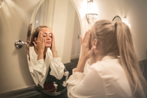 Routine di bellezza in bagno