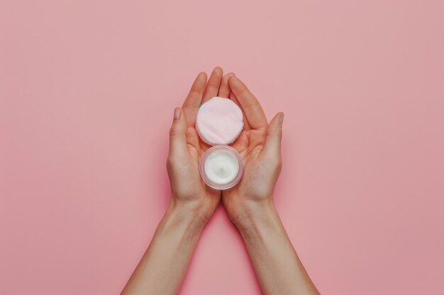 Routine di cura della pelle femminile con vari prodotti di bellezza su sfondo rosa
