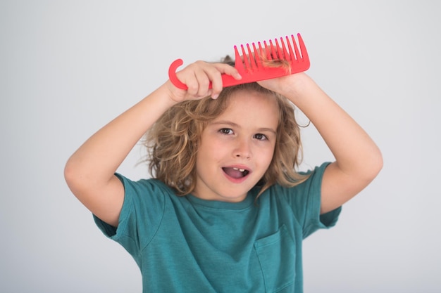 Routine quotidiana di cura dei capelli bambino spazzolamento capelli aggrovigliati taglio di capelli divertente bambini