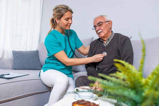 Routine quotidiana. Fuoco selettivo su un medico calmo che per mezzo del suo stetoscopio